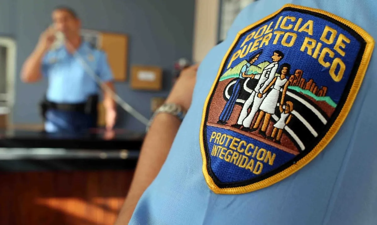 Primer plano del parche de la Policía de Puerto Rico en el uniforme de un agente