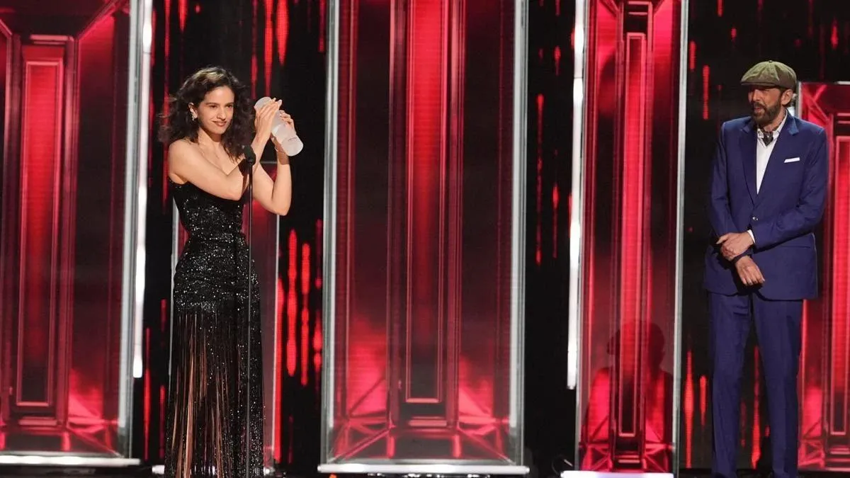 De manos de Juan Luis Guerra: Rosalía recibe el Premio Billboard Salón de la Fama en Miami