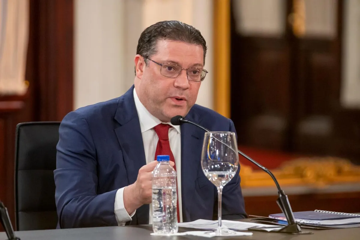 Sanz Lovatón detalla el plan de subsidios: RD$200 por galón para el gasoil del transporte federado