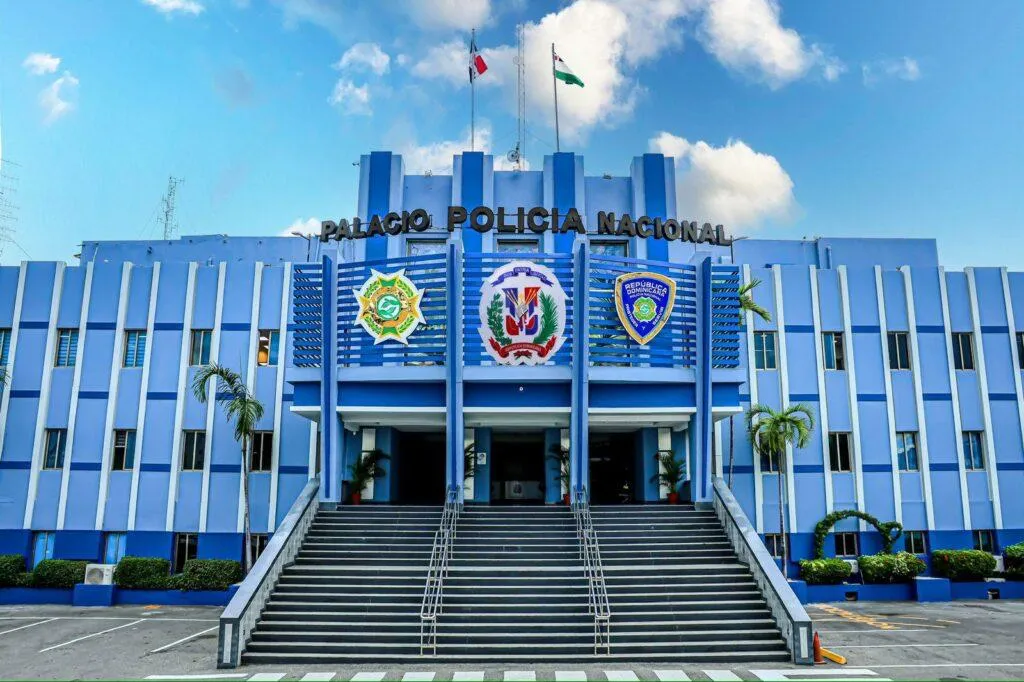 Asaltantes matan a un sargento mayor de la Policía en un negocio de bebidas de El Higüero, en Santo Domingo Norte