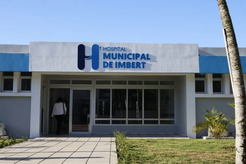 El SNS suspende a la directora del Hospital de Imbert e interviene el centro tras la muerte de un joven de 24 años