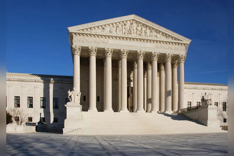 La Corte Suprema permite a Trump mantener una política que impide cerrar procesos de deportación