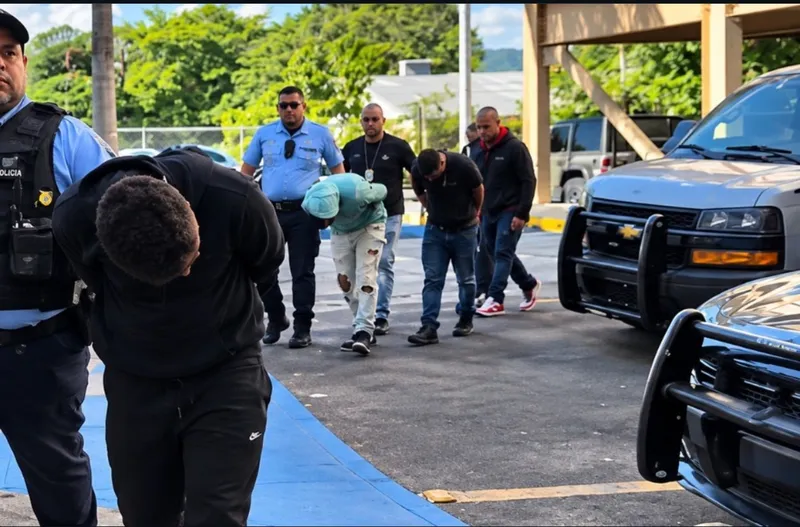 Cuatro arrestados en residencial de Caguas tras amenazas de muerte contra agentes de Drogas
