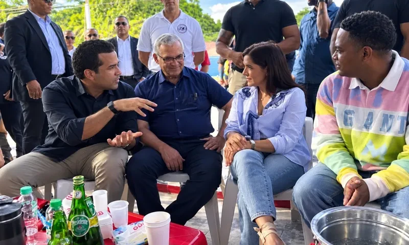 La embajadora de EE. UU. juega dominó en un colmado de Baní con Gonzalo, Omar y Alofoke