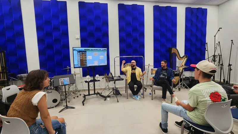 El Grammy llega por primera vez a una escuela en Guaynabo
