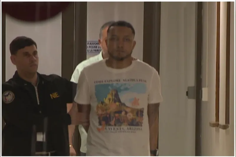 Hallan causa para arresto contra el agente sorprendido dentro del cuarto de evidencia de Juan Domingo