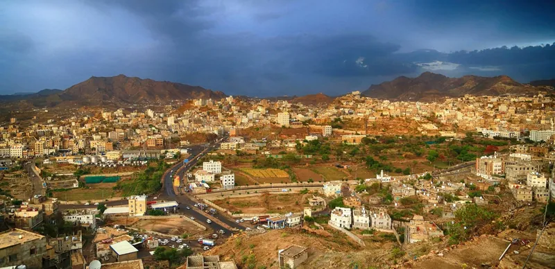 Los hutíes estrechan el cerco sobre Taiz y las familias buscan refugio en Yemen