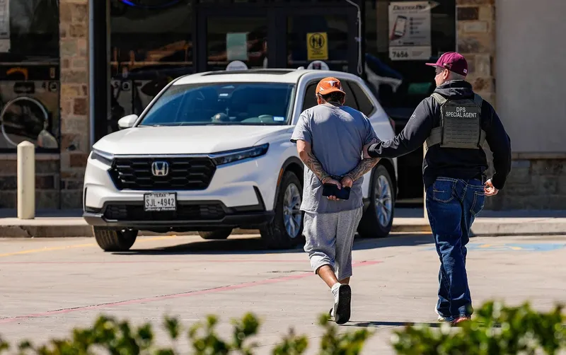 Un agente de ICE atropelló a un trabajador en Houston mientras buscaban a un hombre que, según la familia, murió hace años