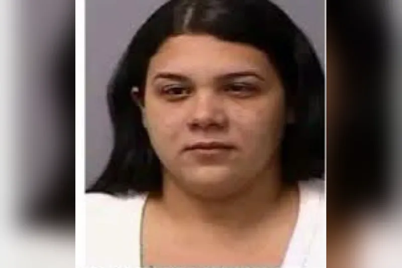 Una mujer de Barranquitas enfrenta un cargo de Ley 54 por presunto maltrato a su pareja y queda libre bajo fianza de $5,000