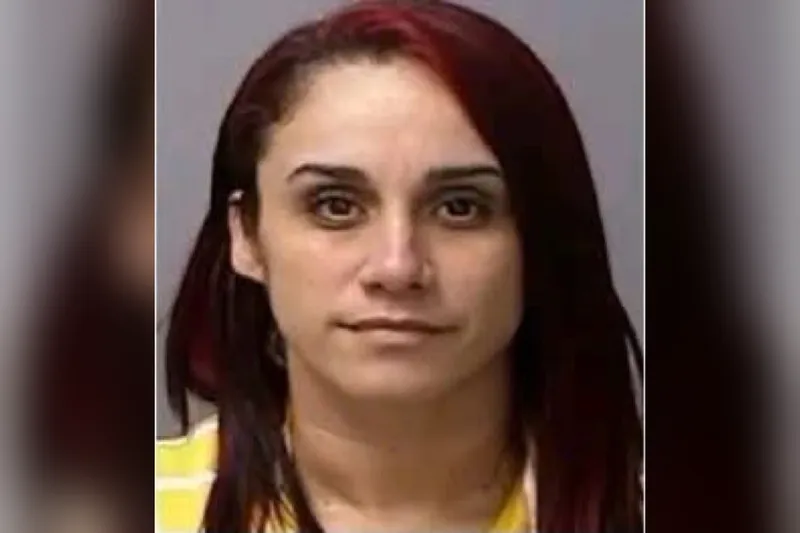 Una mujer de Comerío enfrenta un cargo de Ley 54 por presunto maltrato a su pareja y queda libre bajo fianza de $20,000