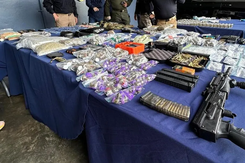 Ocupan siete armas, seis de ellas automáticas, en un negocio de Barrio Obrero durante un operativo nocturno en San Juan