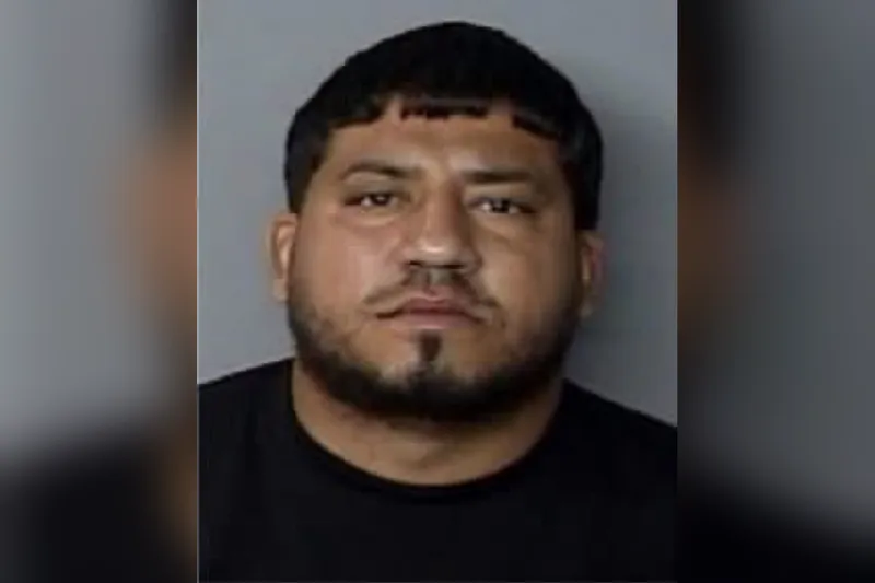 Radican cargos en ausencia contra pareja por agresión con arma de fuego en Mayagüez
