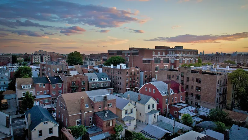 Residentes de Queens cuestionan el plan para acelerar la vivienda asequible