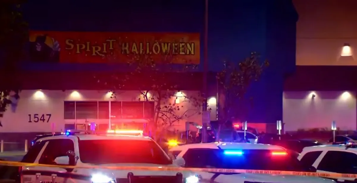 Patrullas de la Policía con las luces encendidas frente a la tienda Spirit Halloween del centro comercial Solano Town Center en Fairfield, California, acordonada con cinta amarilla durante la noche