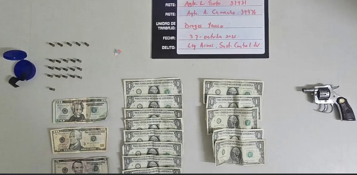 Evidencia ocupada en el residencial Luis Muñoz Rivera, en Guánica.