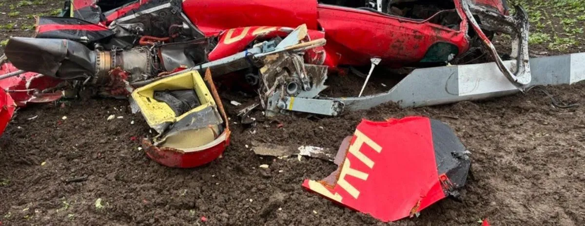 Los restos retorcidos de un helicóptero rojo sobre el lodo de un campo agrícola, tras el choque en pleno vuelo en Oregón