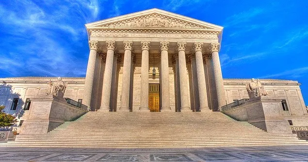 El Tribunal Supremo federal le cierra el paso, por ahora, al plan de Trump para restringir el tratamiento de las personas transgénero en prisión