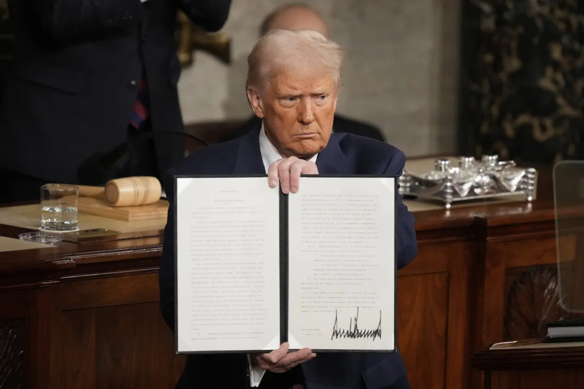 Trump amplía la caza de votantes no ciudadanos con más de 100 citaciones judiciales a días de las elecciones de medio término