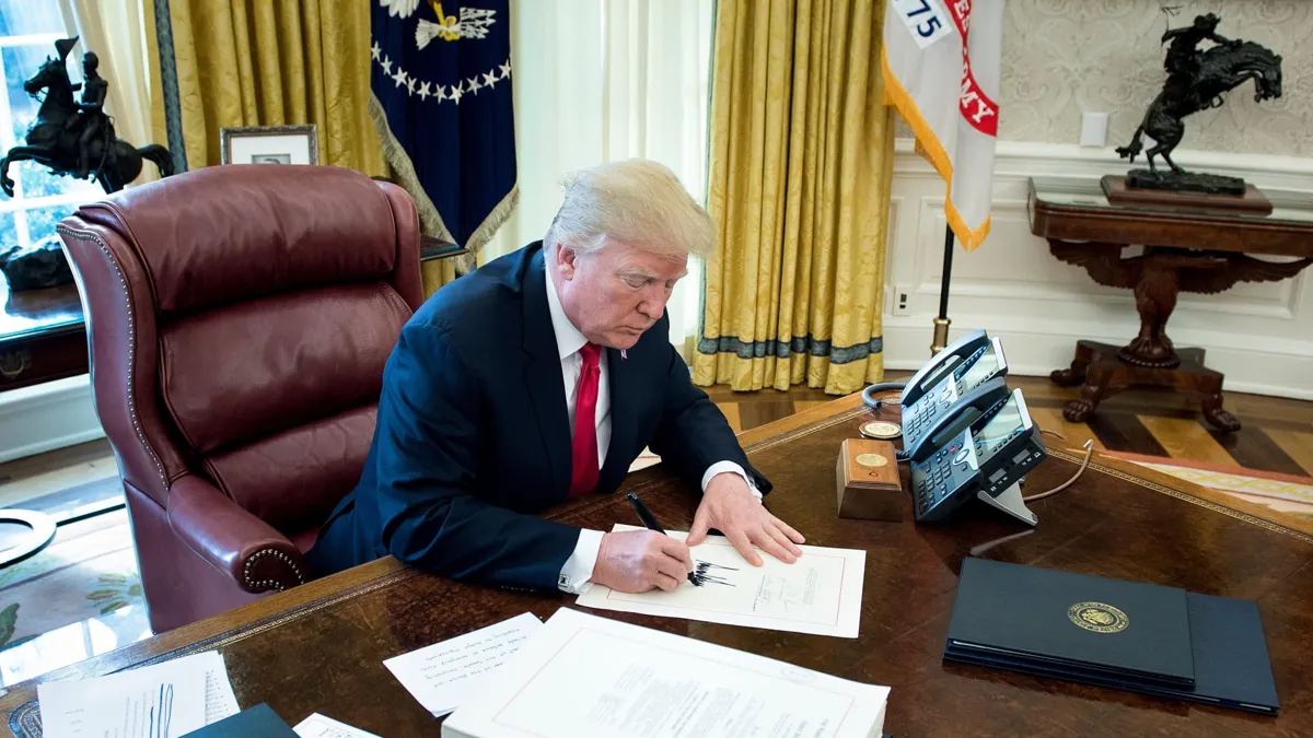 Trump firma una orden ejecutiva para abaratar el costo de comprar casa en Estados Unidos