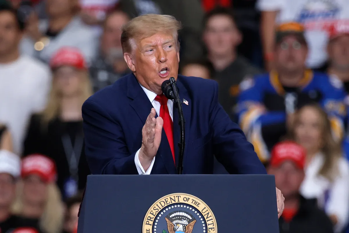 «Solo una persona estúpida dirigiría el país así»: Trump estalla contra Obama por comparar su Casa Blanca con un Cheesecake Factory