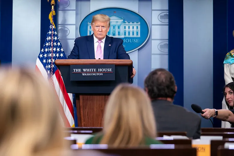 Trump dice que podría reubicar al cuerpo de prensa de la Casa Blanca a un sitio «menos molesto»