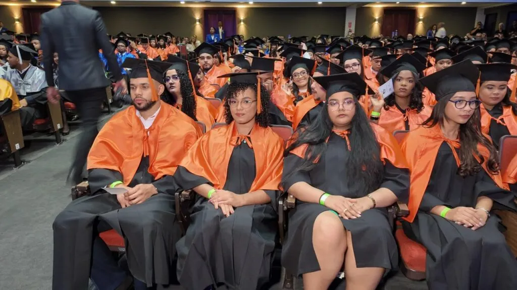 Unapec gradúa a 858 nuevos profesionales; las mujeres representan el 59 % de la promoción