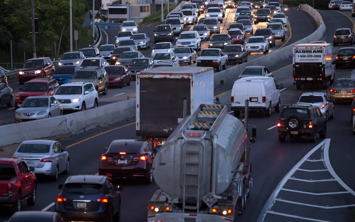 Cierran dos carriles por un vehículo volcado en la autopista PR-22, de Dorado a San Juan