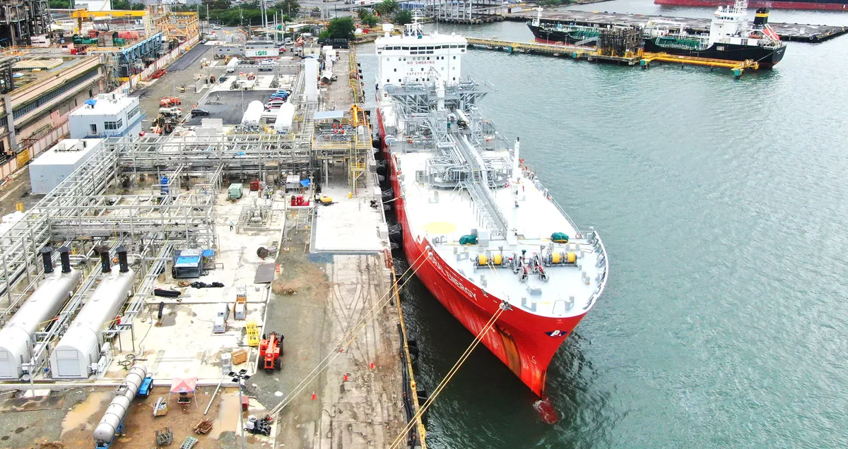 El viento mueve un buque de combustible en el muelle de San Juan y choca con otro barco de Crowley