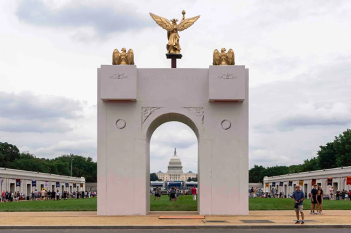 Maqueta a escala del arco conmemorativo propuesto por Donald Trump, con el Capitolio de fondo en Washington